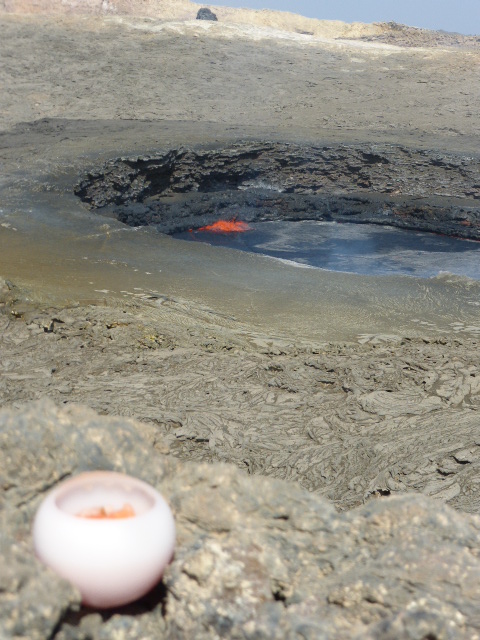 エルタアレ火山の火口（溶岩湖）にてキャンドル奉納＠エチオピア　2013年12月