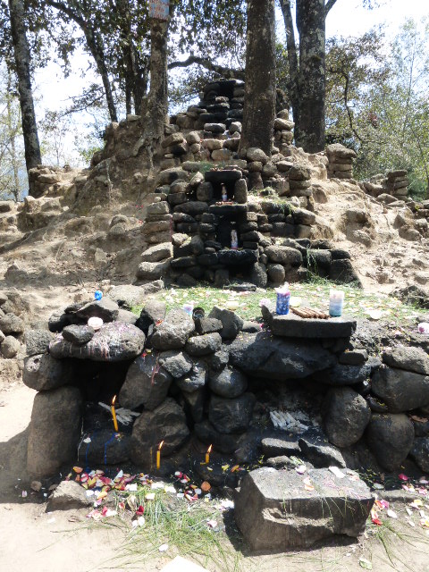 イシムチェ遺跡で行われた儀式後、マヤの祭壇にキャンドル奉納＠グアテマラ　2014年2月
