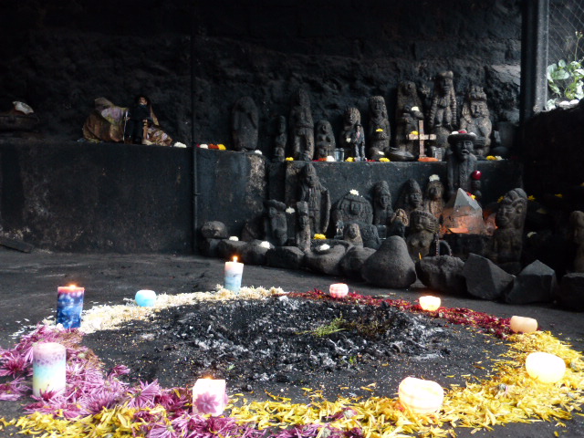 スニル村で行われた儀式後、マヤの祭壇にキャンドル奉納＠グアテマラ　2014年2月