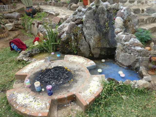 サンファン・ラ・ラグーナ村で行われた儀式後、マヤの祭壇にてキャンドル奉納＠グアテマラ　2014年2月
