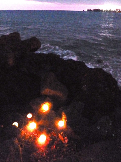 海をバックに真っ黒な溶岩の上で～キャンドル奉納＠ハワイ島　2012年6月
